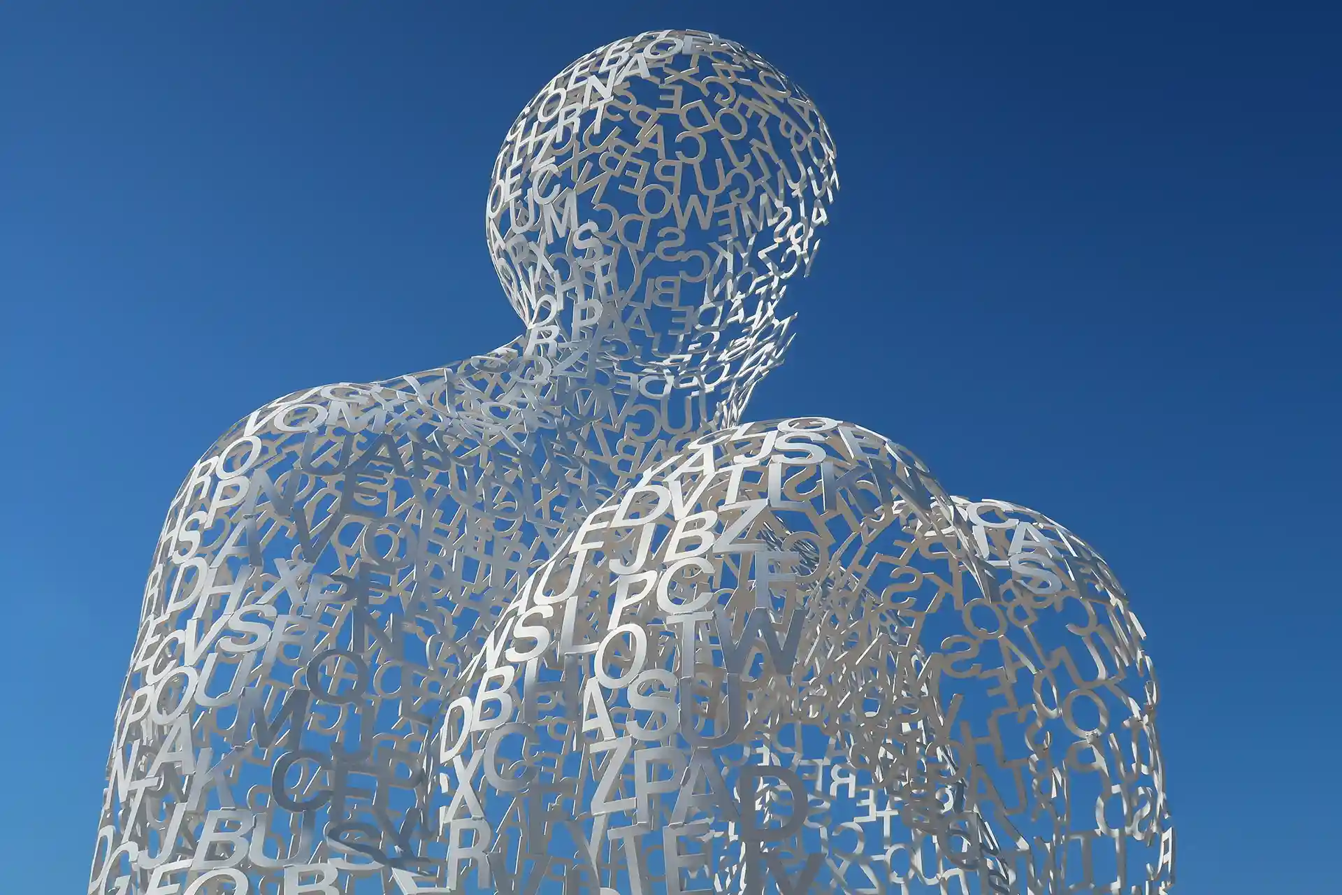 Rachat de crédits ou regroupement de crédits dans la ville d'Antibes. L'image montre « Le Nomade », sculpture de Jaume Plensa, une œuvre d’art contemporaine située dans le port de la ville antiboise.