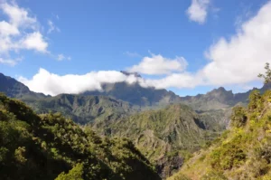 Investir sur l'île de La Réunion, à Saint-Paul : vue sur la montagne Mafate / Maïdo