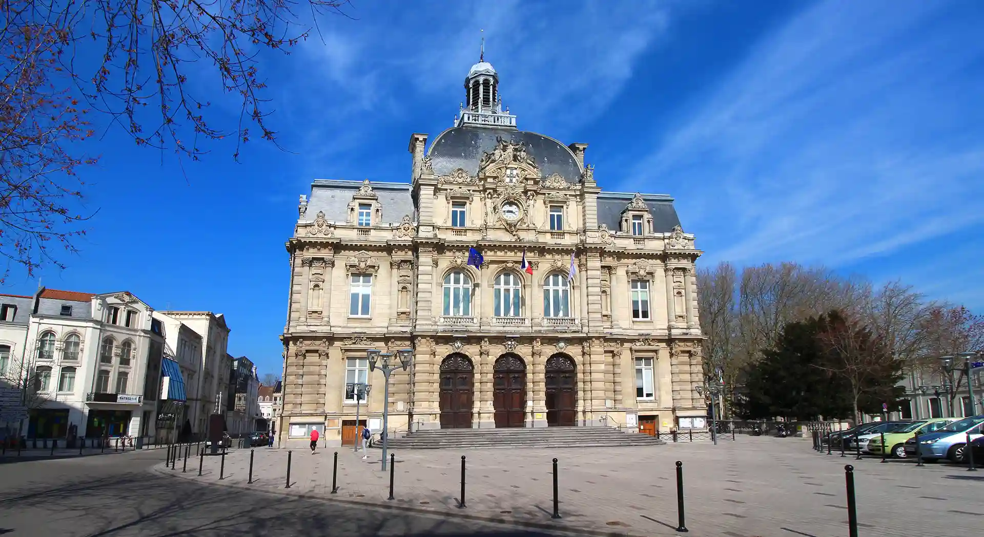 Un rachat ou un regroupement de crédits à Tourcoing. L'image met en avant sa mairie.
