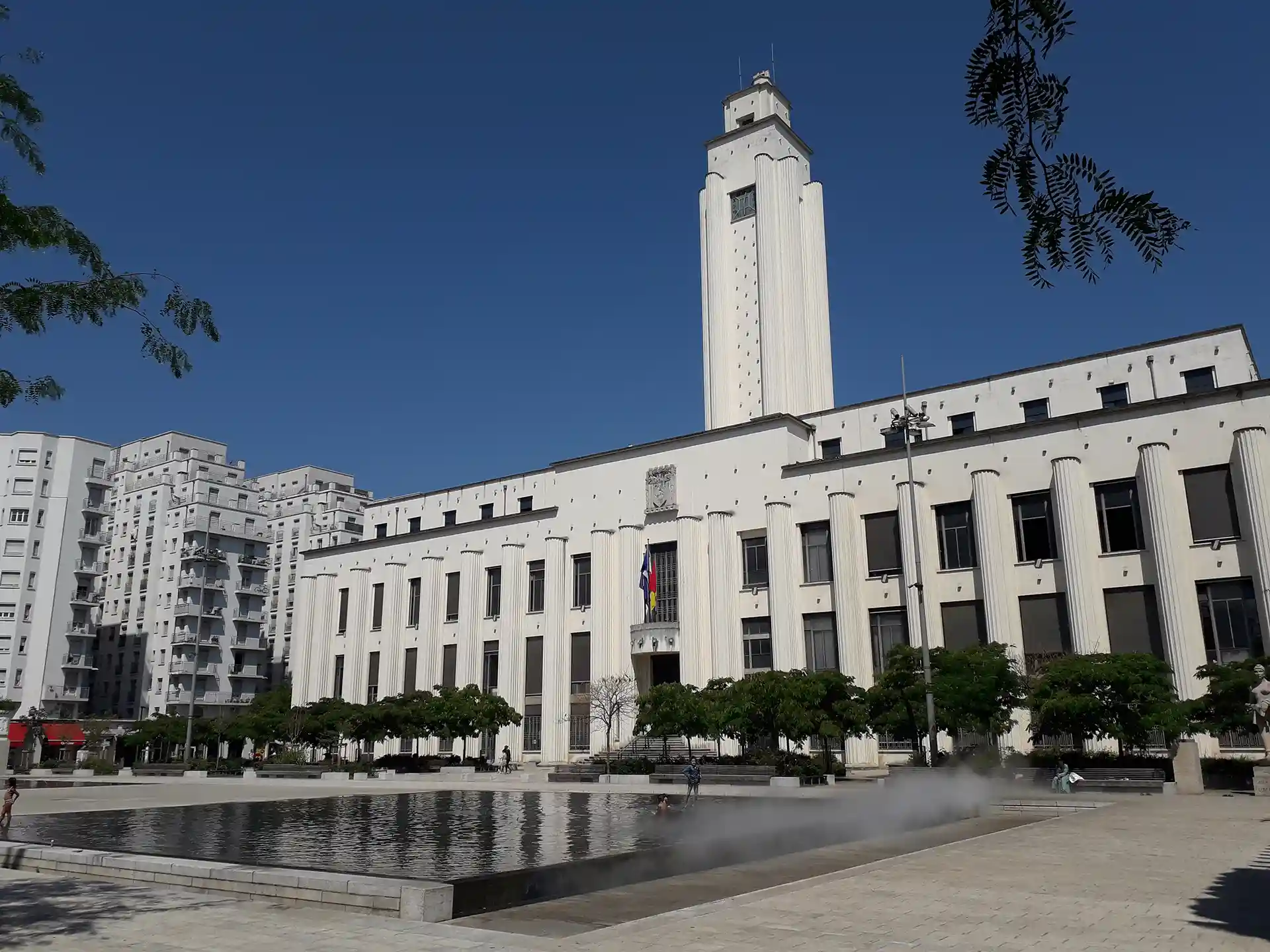 Acheter pour investir ou louer à Villeurbanne en 2026. L'image montre la mairie de Villeurbanne dans le Rhône.