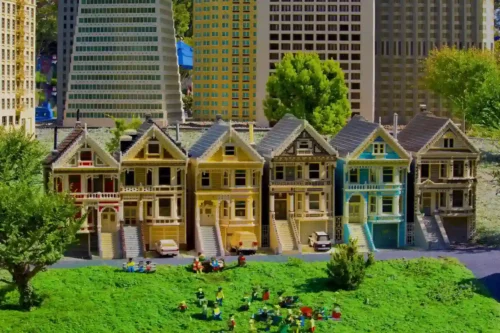 maquette de maisons en légo colorées dans une grande ville