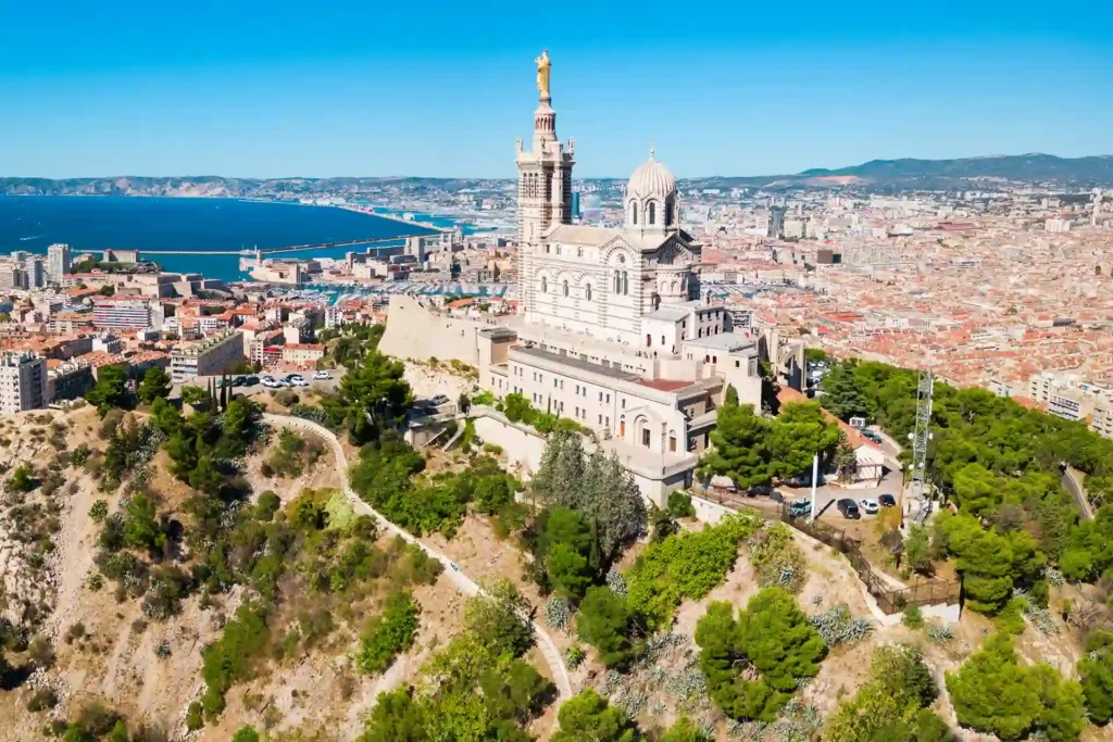 Célèbre Notre Dame-de-la-Gare à Marseille, ville aux atouts incontournables pour investir dans l'immobilier