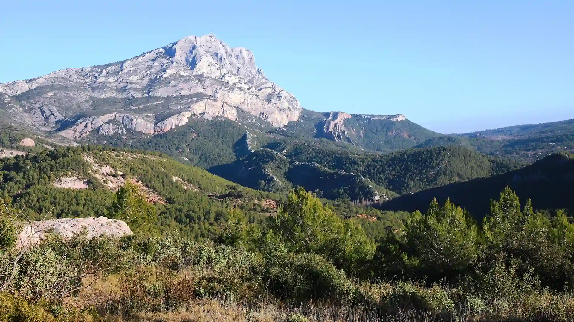 Rachat de crédits à Aix-en-Provence. L'image montre la montagne sainte-Victoire.