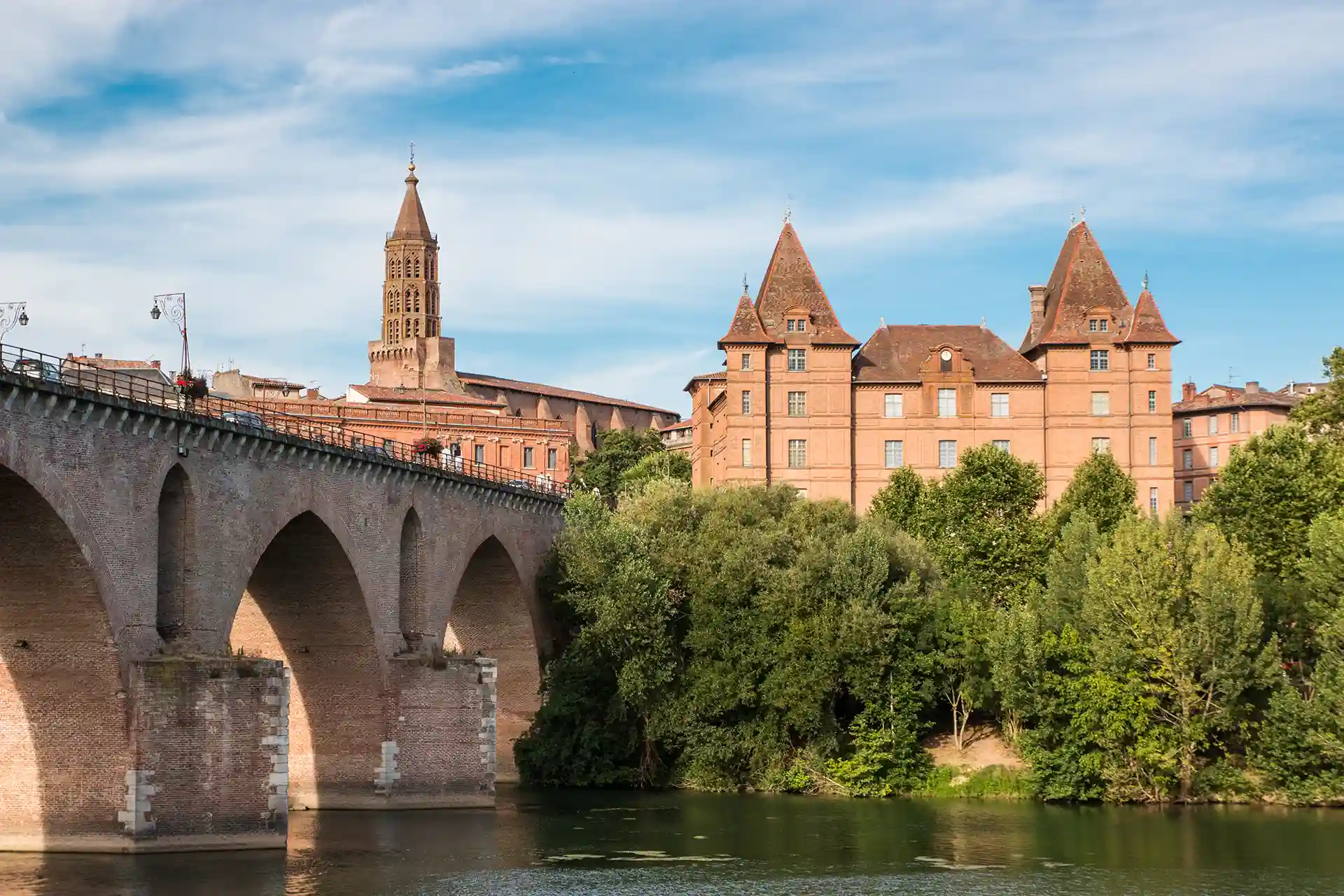 Regroupement de crédits à Montauban. L'image montre un pont et des monuments de la ville.