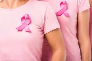 Deux corps de femmes qui portent des tee-shirts roses à l'occasion d'Octobre Rose