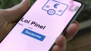 smartphone affichant des informations sur les dispositions de pinel plus