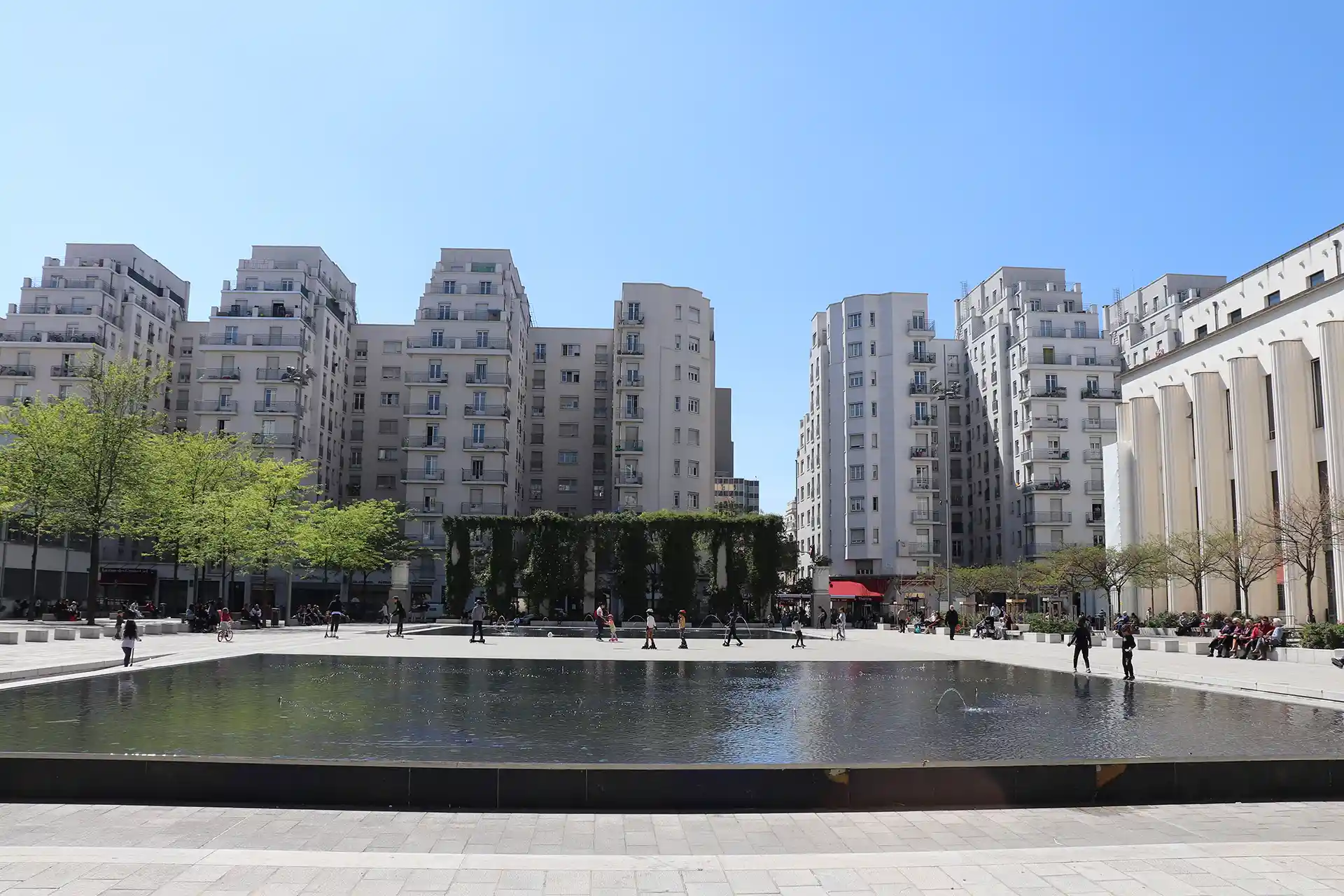 Place Lazare Goujon dans le quartier des Gratte-Ciel à Villeurbanne, en banlieue lyonnaise