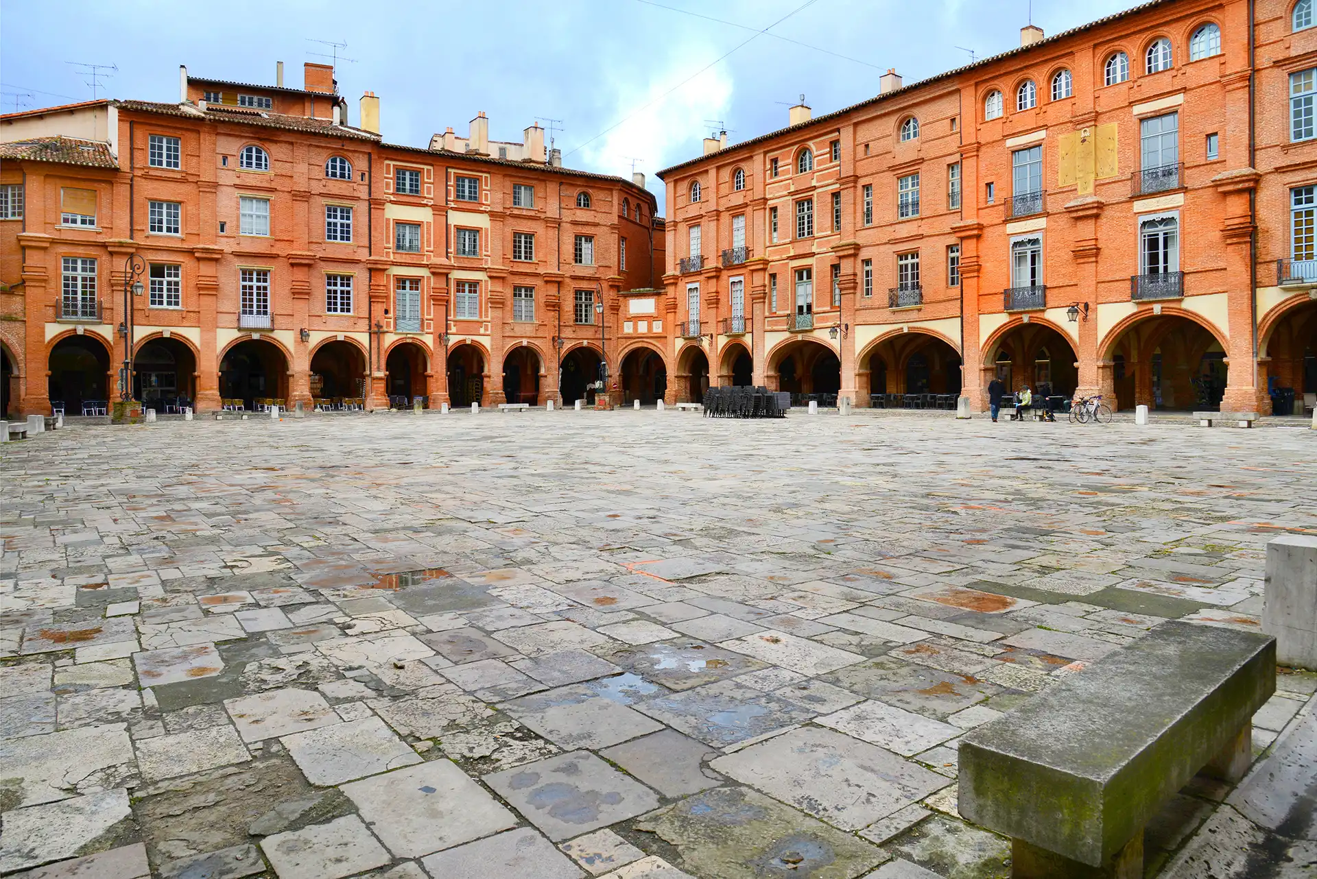 Regroupement de crédits à Montauban. La place Nationale