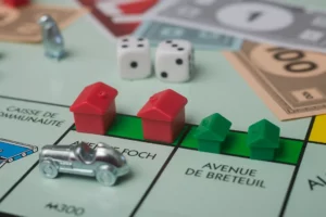 un plateau de jeu Monopoly pour illustrer la notion d'hypothèque dans le rachat de crédits pour propriétaires