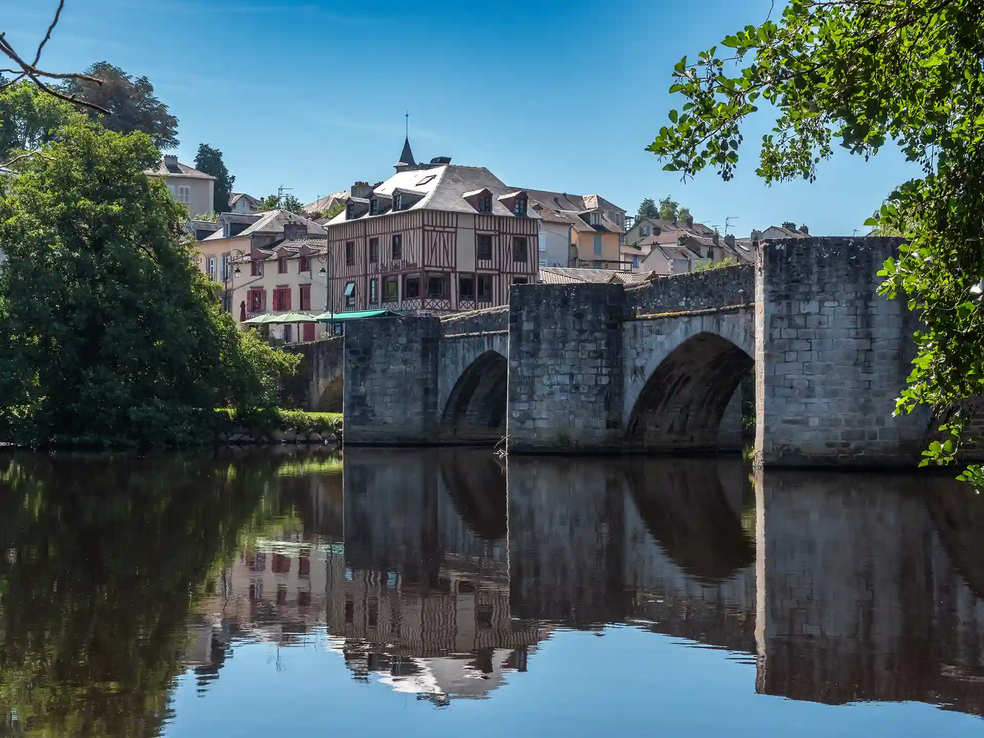 Acheter pour louer ou investir dans un logement à Limoges en 2026. L'image montre le pont Saint-Martial
