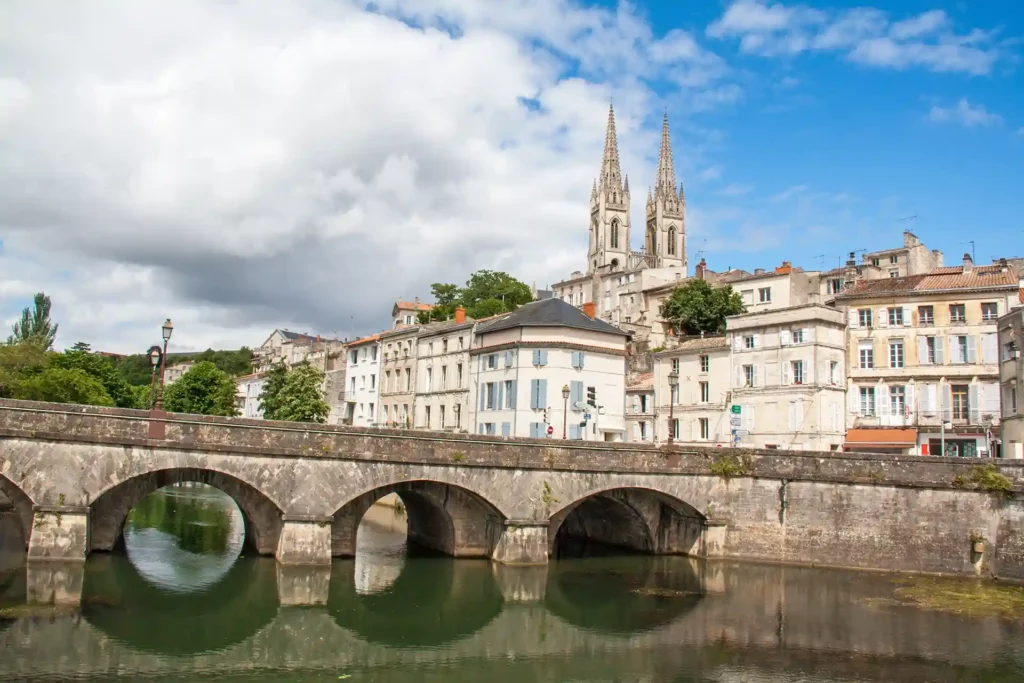 Le pont sur Sèvres et la cathédrale Saint-André à Niort, ville où il fait bon vivre et investir