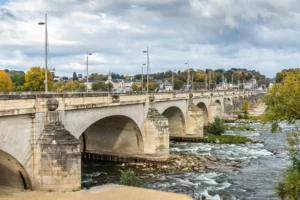 Vue sur le plus vieux pont de Tours, construit au 18e siècle, le pont Wilson