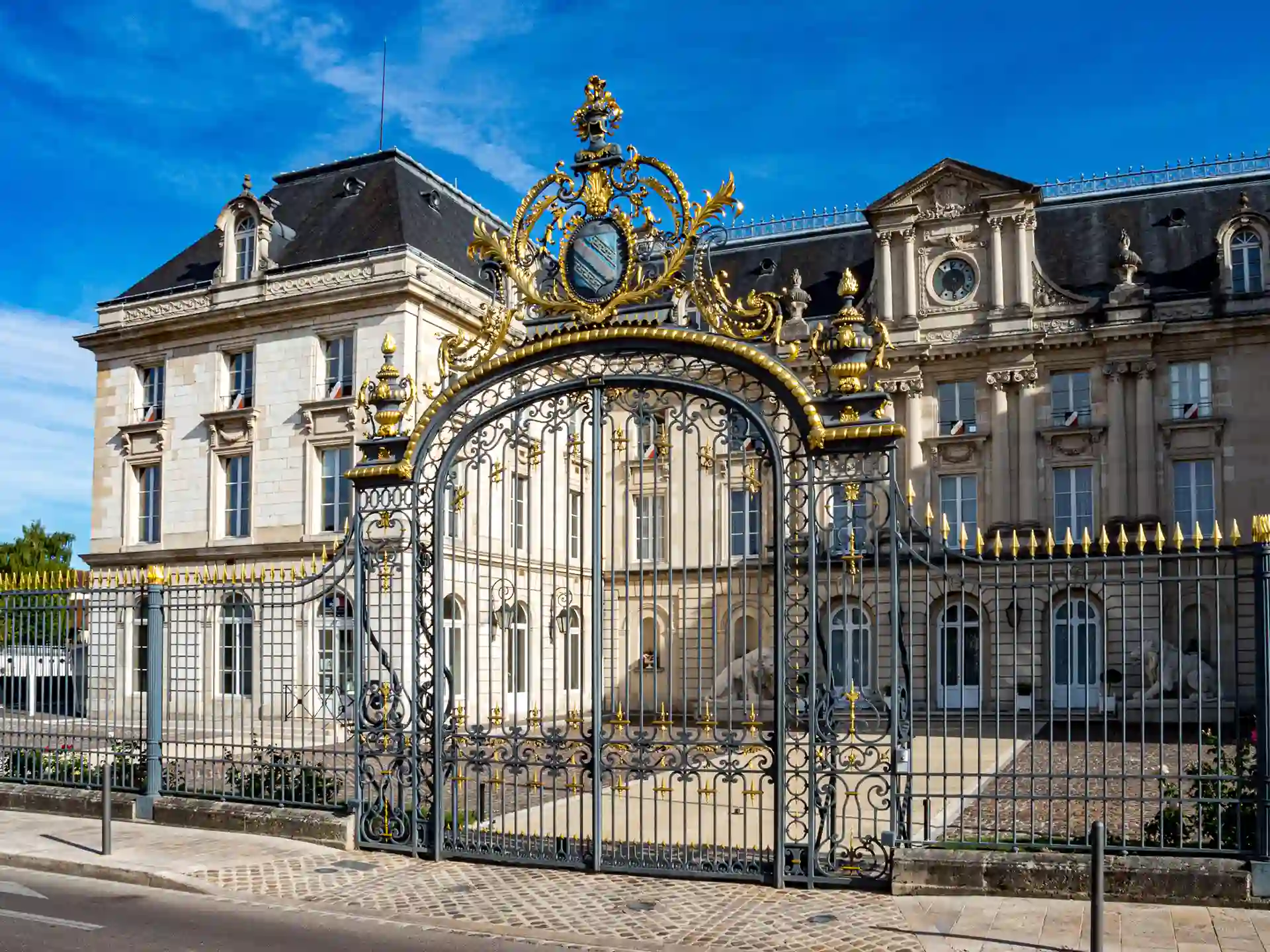 Regroupement de crédits à Troyes dans l'Aube. L'image montre le bâtiment de la préfecture du département de l'Aube à Troyes