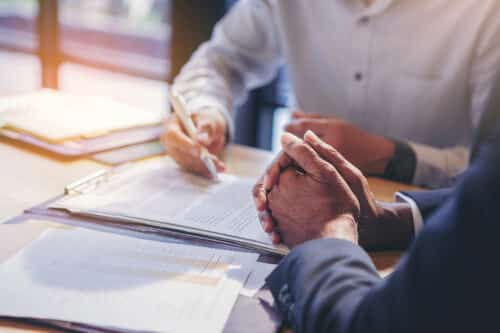 gros sur des documents, un professionnel donne des explications à un client