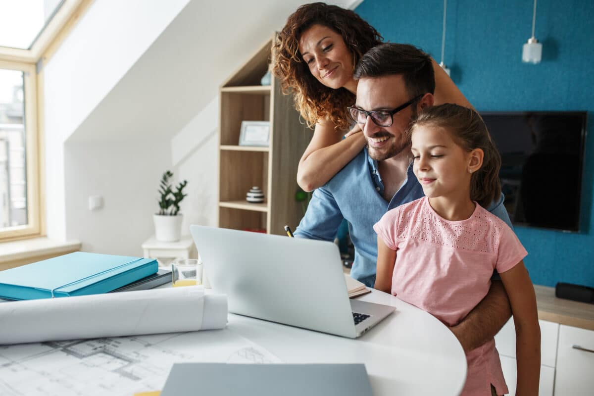 famille heuresue chez elle découvrant une bonne nouvelle sur ordinateur, elurs projets vont pouvoir être fincancés avec la solution Ytréso d'Ymanci