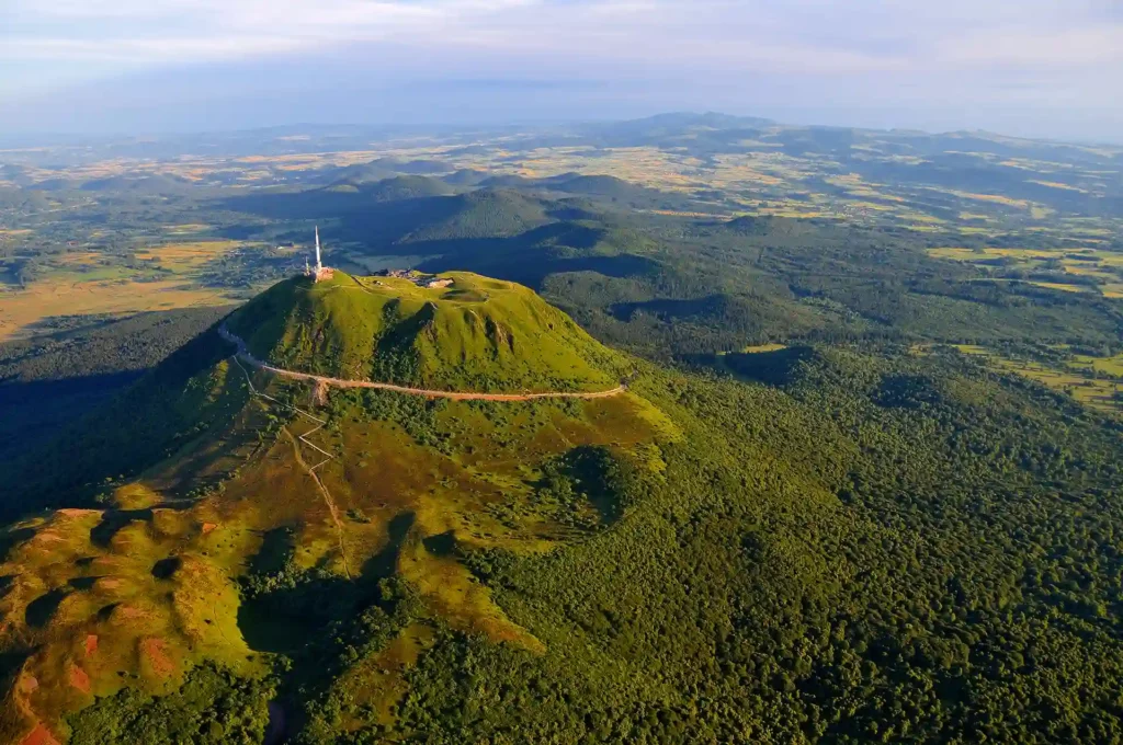 Puy-de-dôme, la chaine des volcans, en Auvergne, une région où il fait bon investir