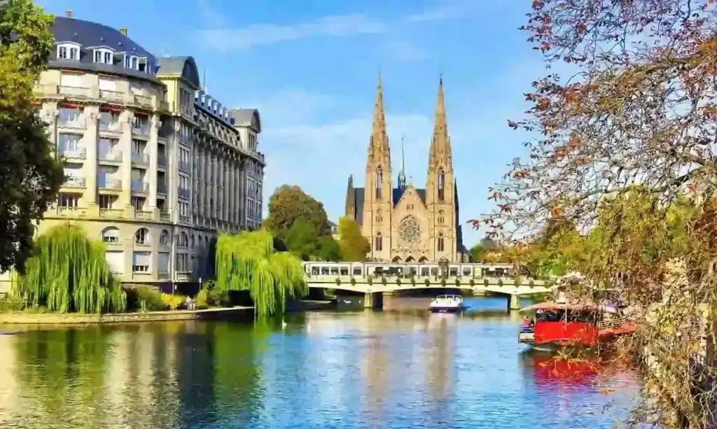 Jolie vue sur la rivière et la cathédrale de Strasbourg