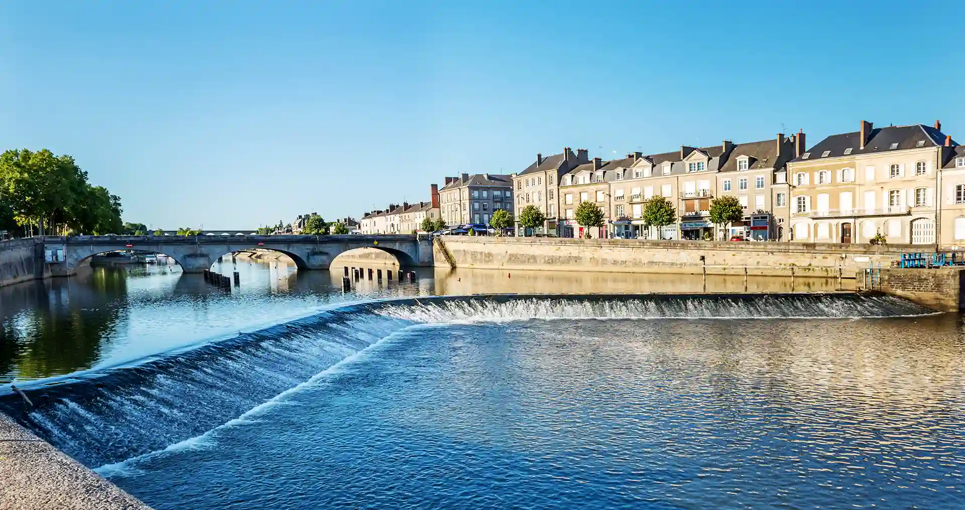 Rachat ou regroupement de prêts à Laval. Les rives de la rivière Mayenne à Laval