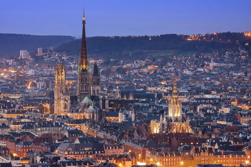 Une vue sur la ville de Rouen prise la nuit