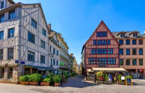 Investissement à Rouen : vue sur une rue de la ville de Rouen où il fait bon d'investir en 2024