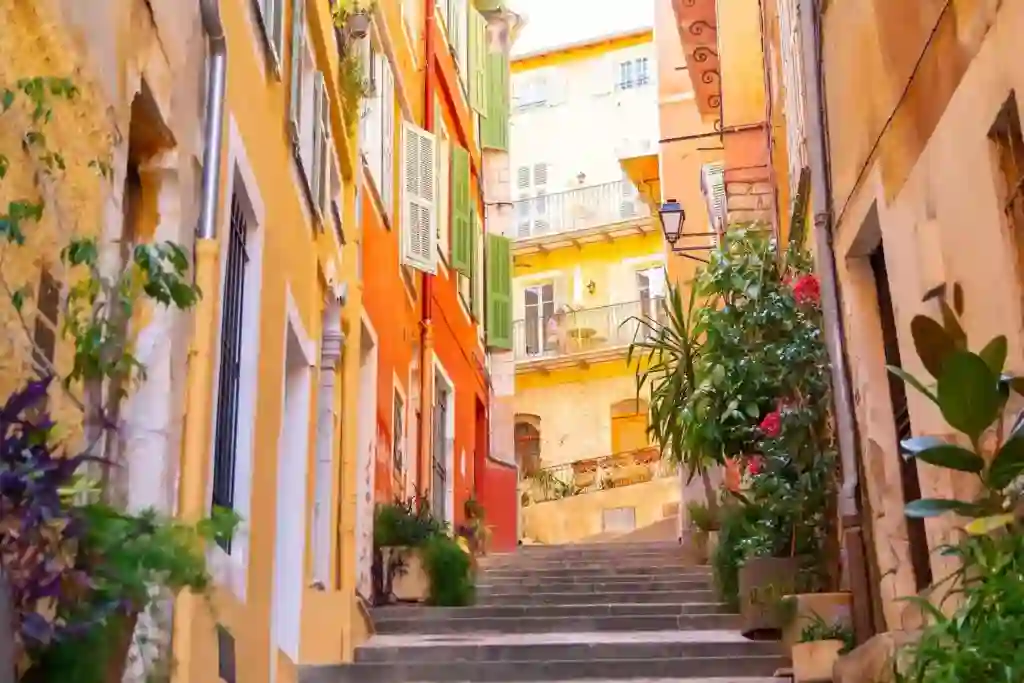 Rue très colorée du vieux quartier de Nice