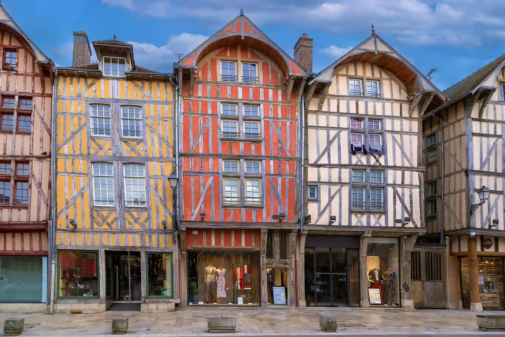 Rachat de crédits à Troyes. L'image montre des maisons colorées et à colombages.