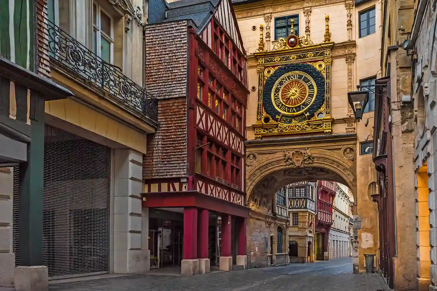 Devenir propriétaire d'un bien immobilier à Rouen en 2026. L'image montre la rue du Gros Horloge à Rouen
