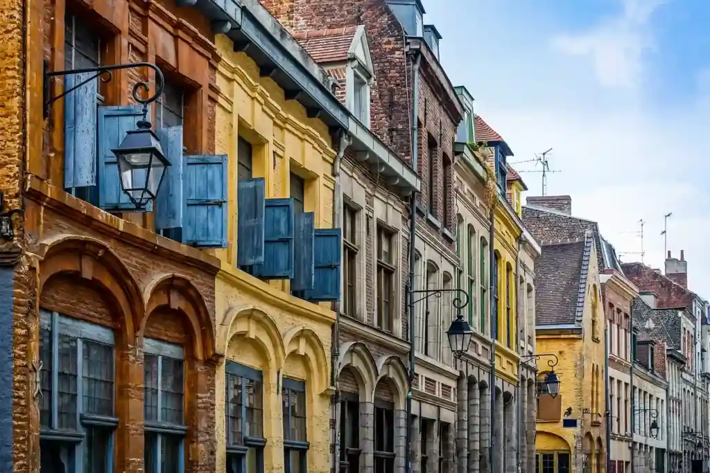 Vue sur des maisons colorées situées dans une rue du vieux Lille