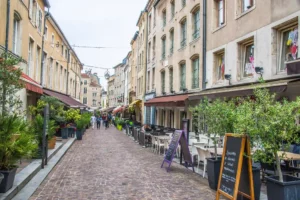 Acheter un bien immobilier à Nancy en 2024 : l'image montre une rue du vieux Nancy.