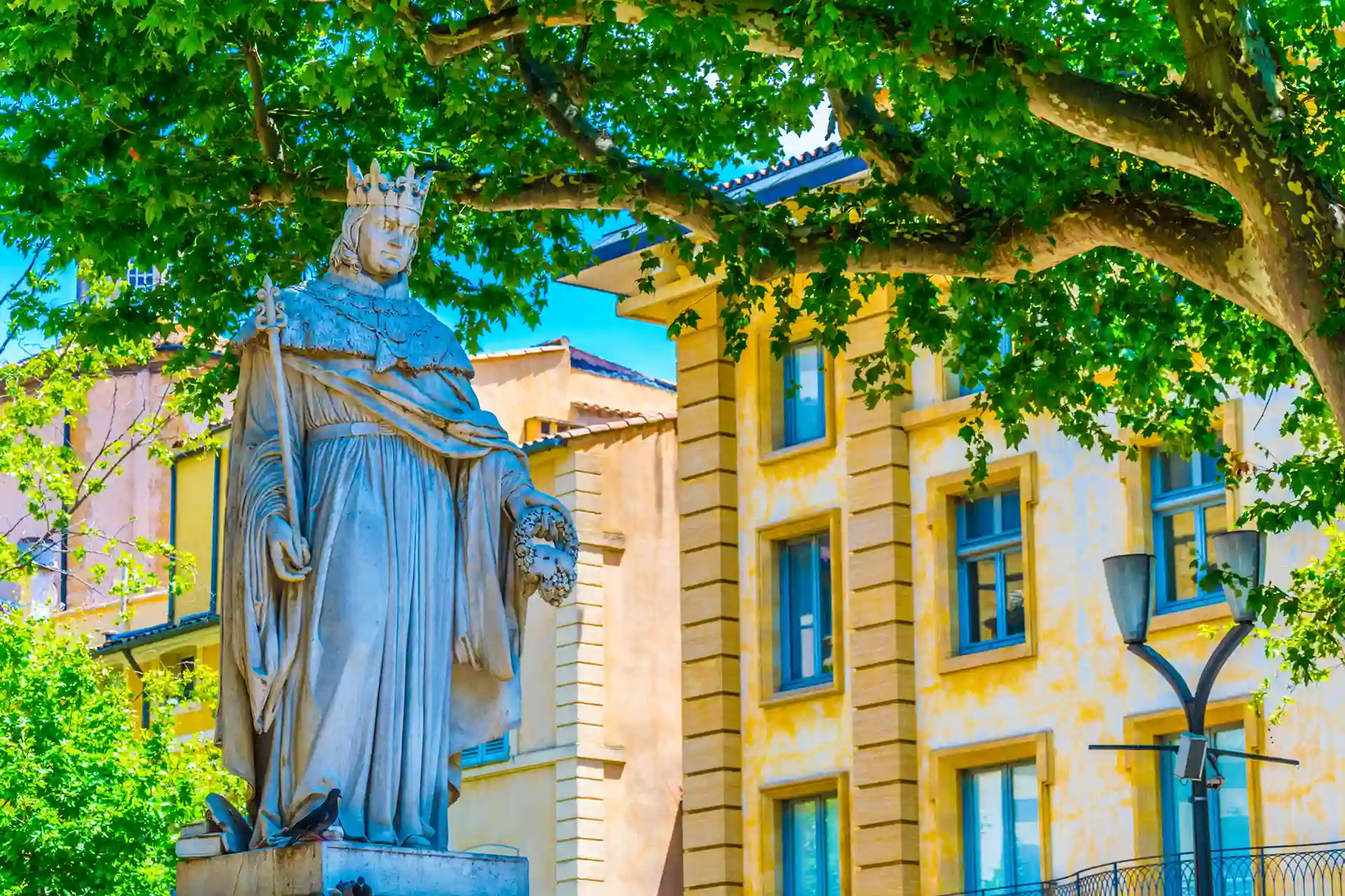Acheter ou louer à Aix-en-Provence en 2026 ? L'image montre la statue dédiée au roi René d'Anjou, cours Mirabeau dans la cité aixoise.
