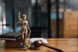la statue de dame justice sur le bureau d'un juge ou d'un avocat.