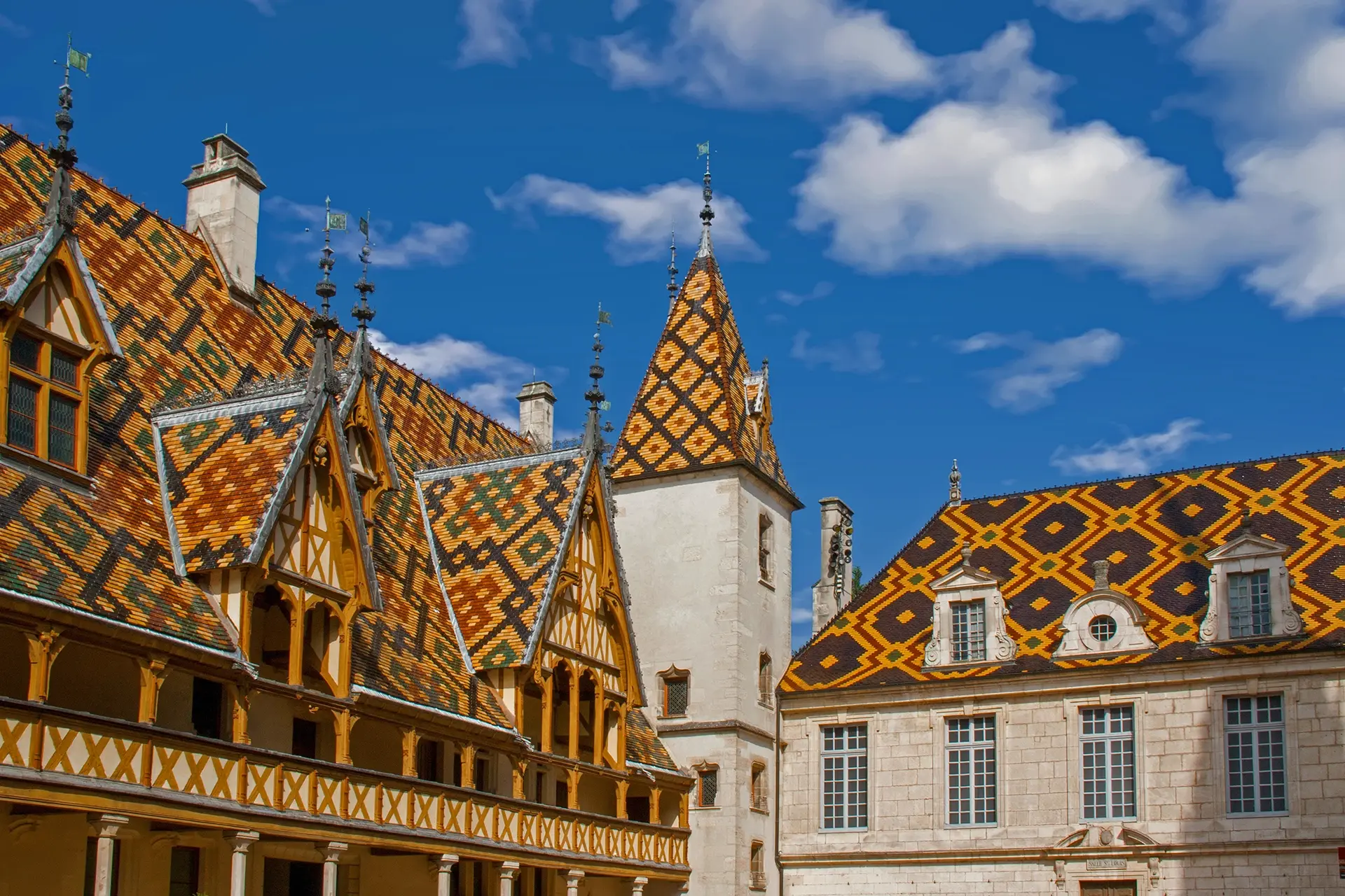 Toits vernissés de Bourgogne, le lieu des possible, même du rachat de crédits