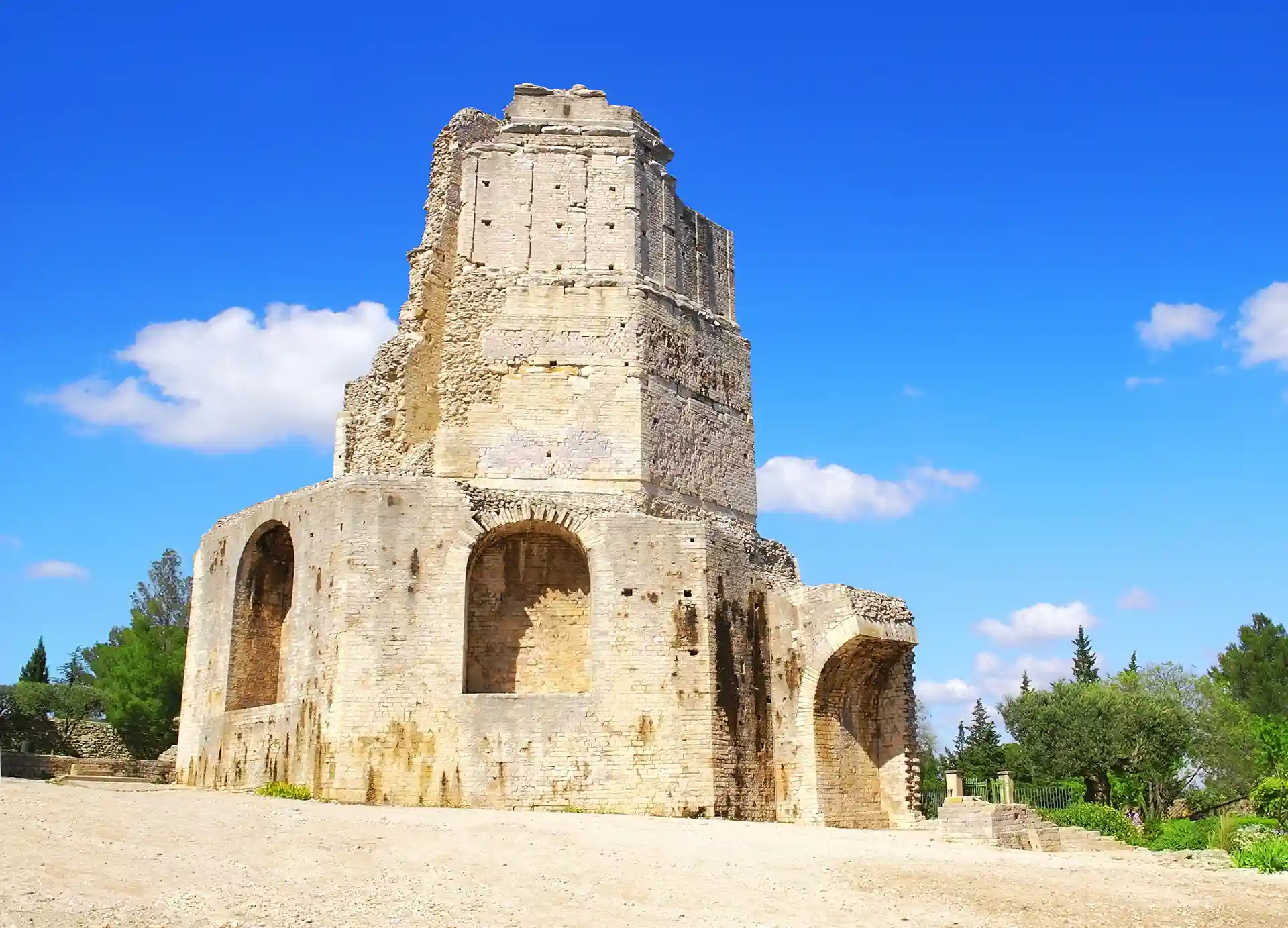 Rachat de crédits à Nîmes grâce aux agences de courtage à proximité. L'image montre la tour Magne, située place Guillaume Apollinaire. 