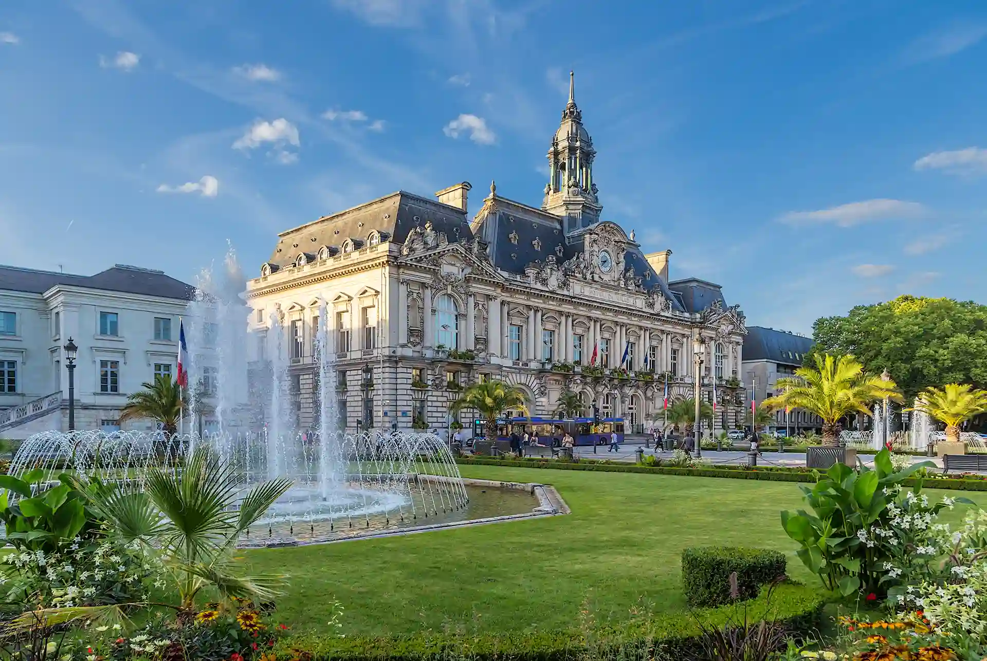 Acheter pour vivre ou pour investir à Tours en 2025 : l'image montre l'Hôtel de ville de Tours.
