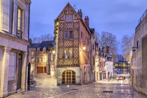 Acheter un logement à Orléans pour y habiter ou pour le louer en 2024 : vue sur une maison à colombages dans le centre-ville