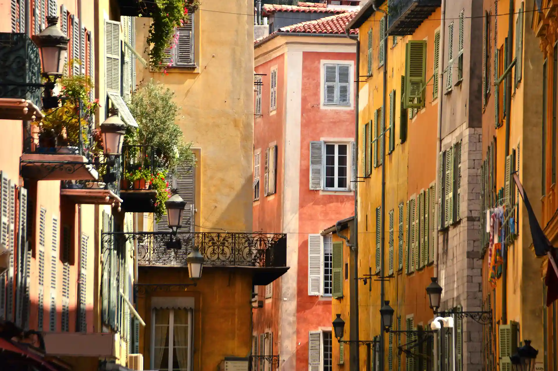 Vieille architecture dans une rue de Nice sur la French Riviera. L'image montre de vieux immeubles de quelques étages et colorés. 