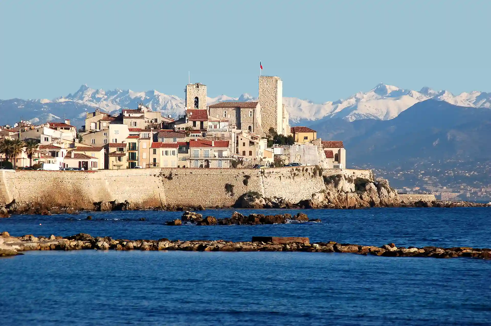 Rachat de crédits à Antibes. L'image montre une partie de la vieille ville d'Antibes.