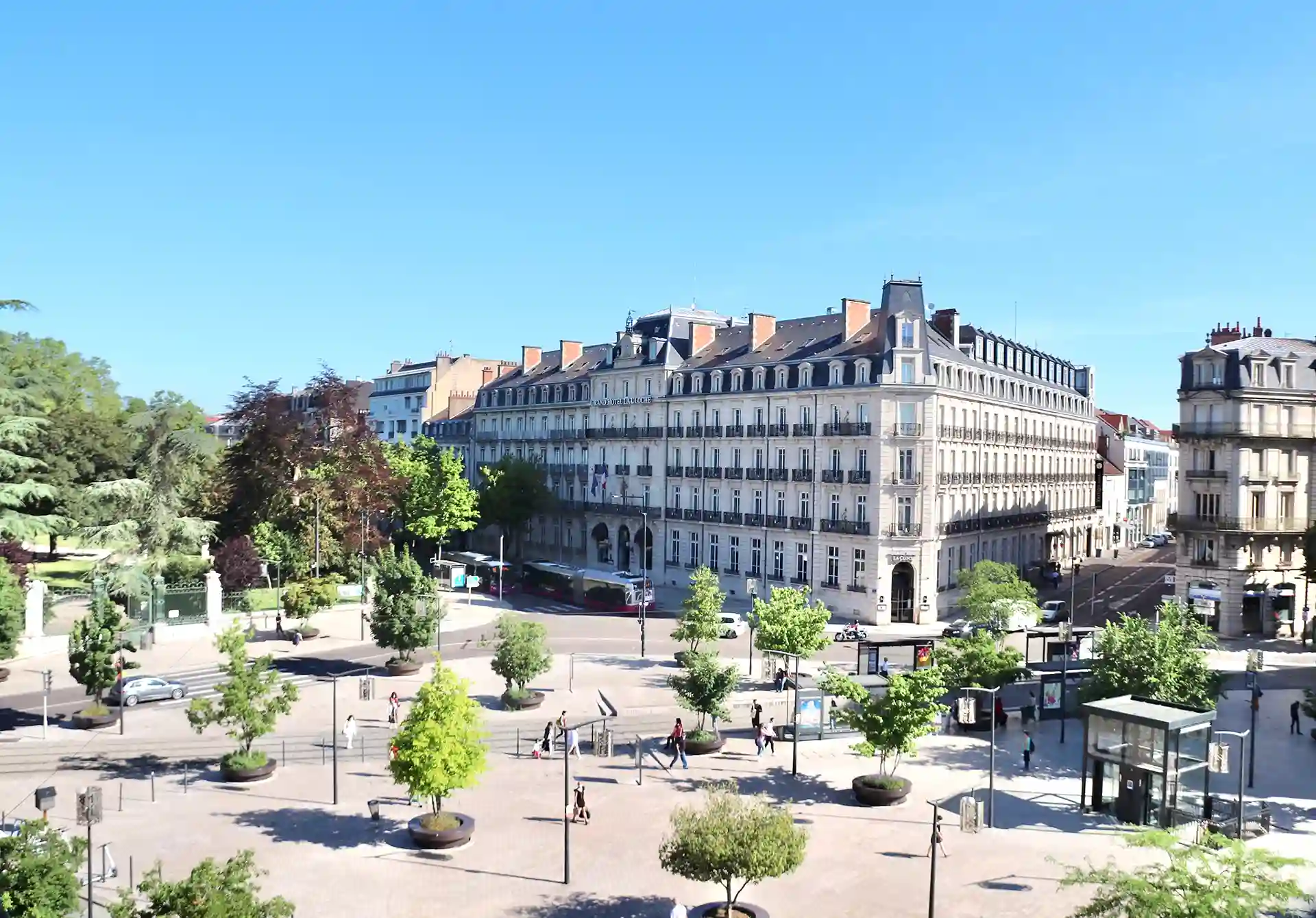 Acheter un bien immobilier à Dijon en 2026. L'image montre la place Darcy avec des immeubles de type haussmannien.