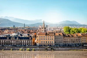 Achat immobilier en 2024 : vue sur la ville de Grenoble, la préfecture de l'Isère. 