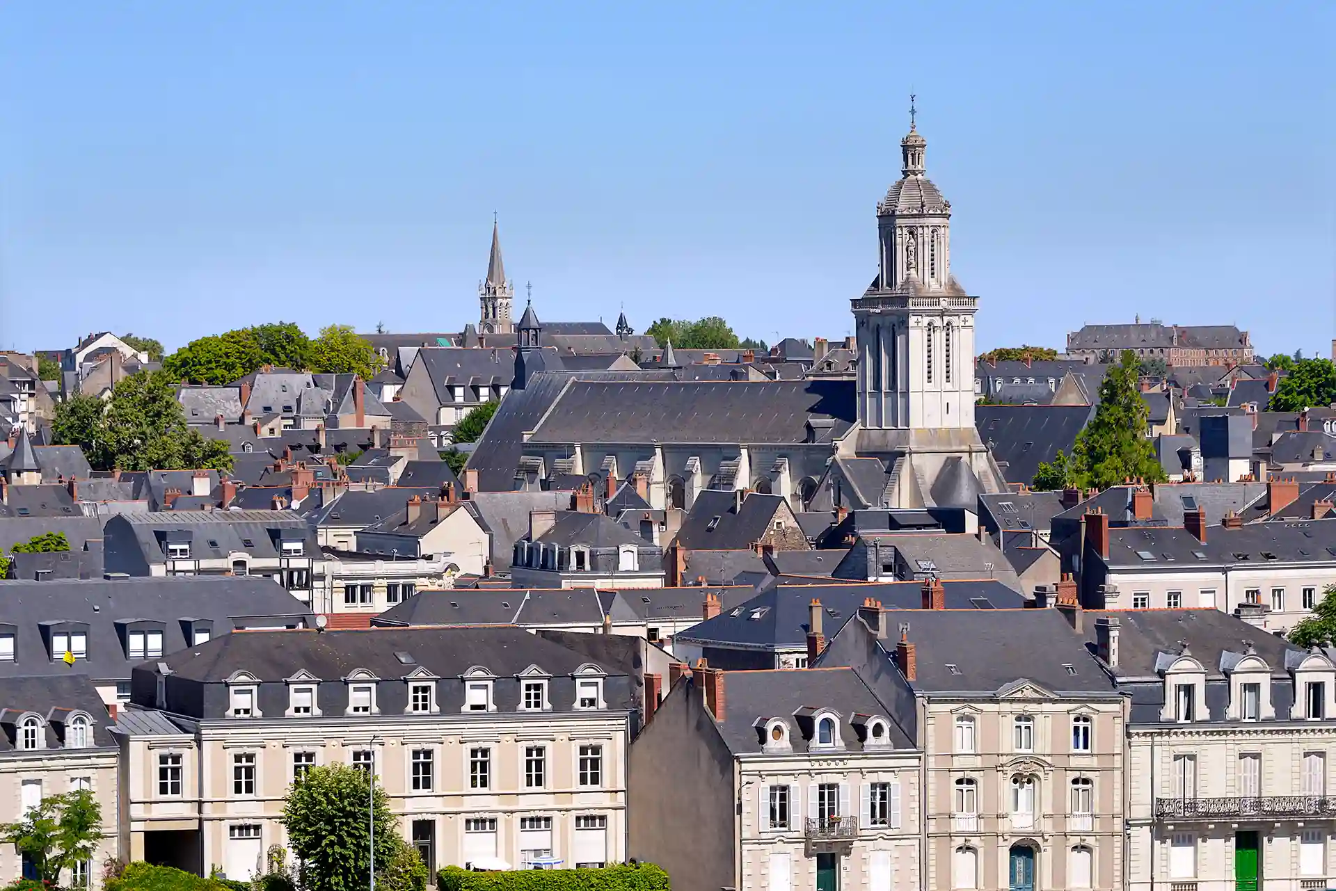 Acheter un bien immobilier en 2026 à Angers. L'image montre une vue aérienne de l'église de La Trinité à Angers, ville située dans l'ouest de la France.