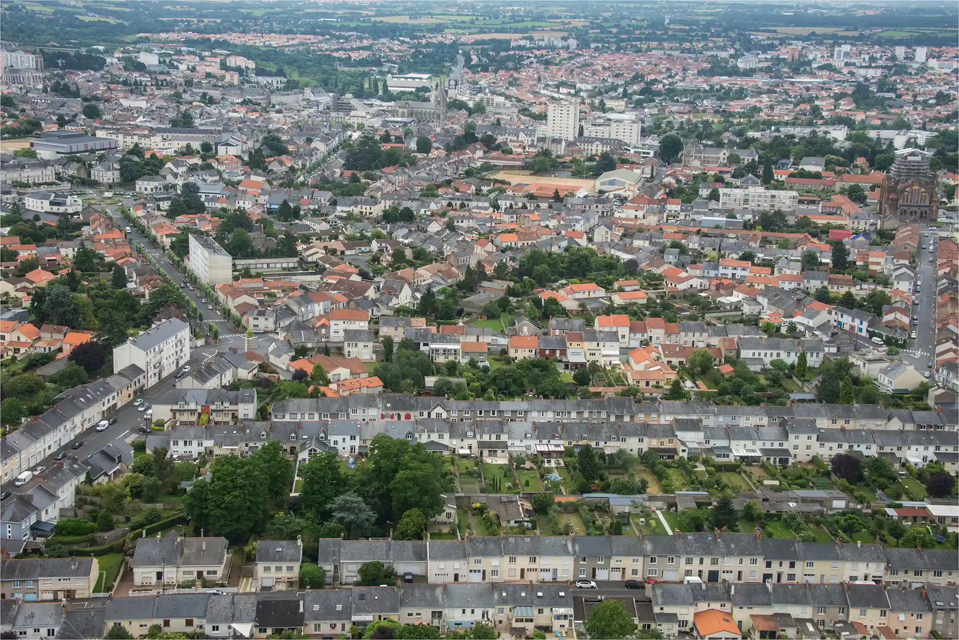 Rachat de crédits à Cholet. Vue aérienne de la ville de Cholet