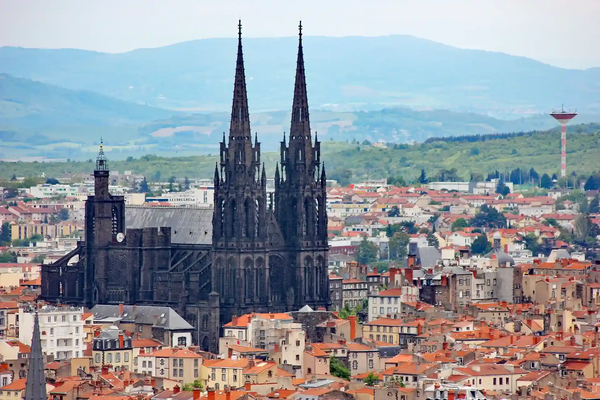 Vue sur la cathédrale de Clermont-Ferrand et sur les volcans