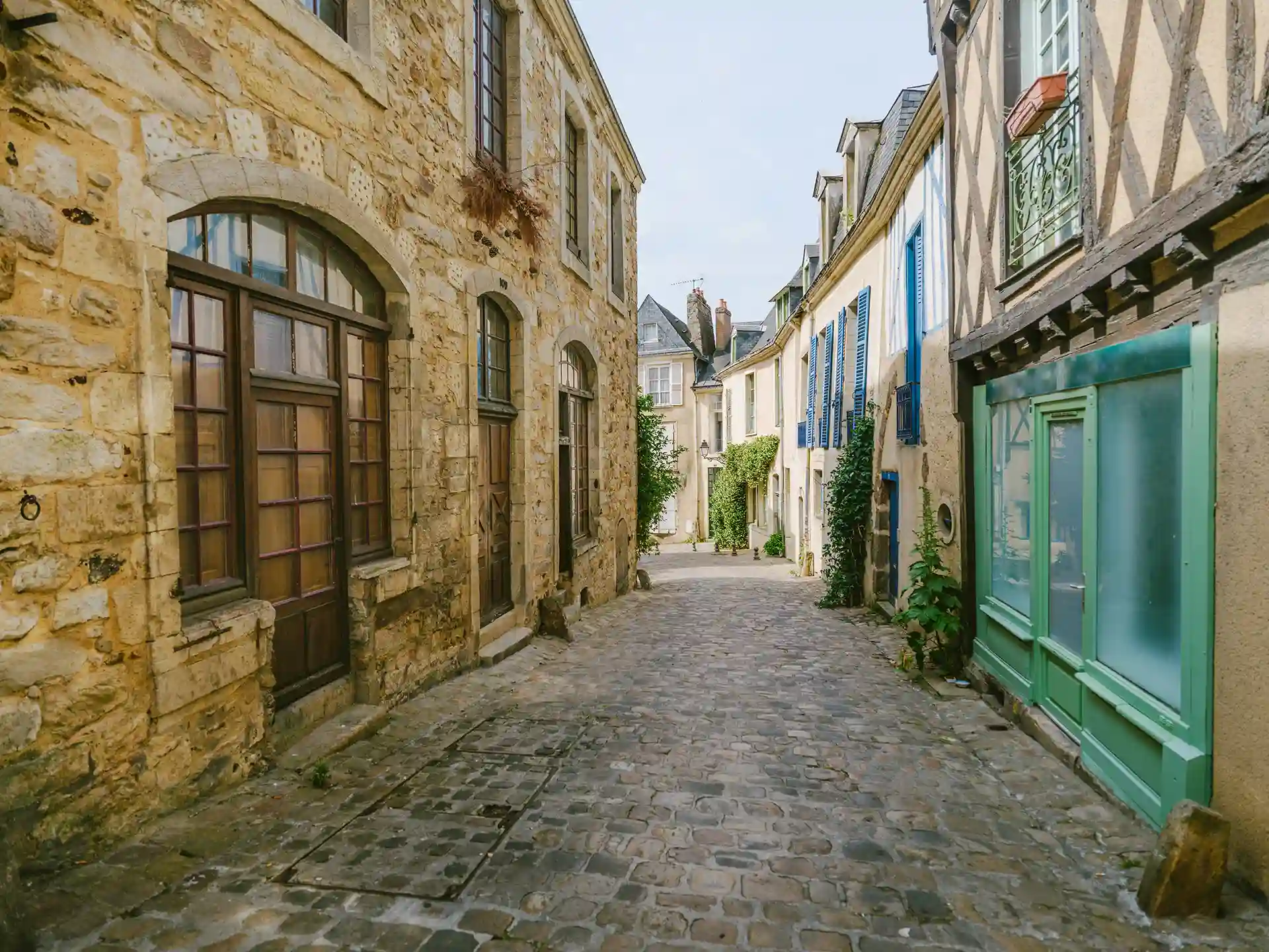Rachat ou regroupement de crédits au Mans dans le département de La Sarthe. L'image monte une rue pavée et des façades anciennes et en pierre.