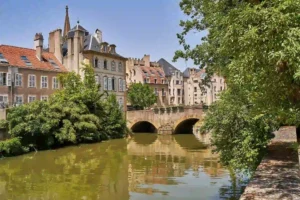 Vue sur la rivière Moselle qui traverse la ville de Metz