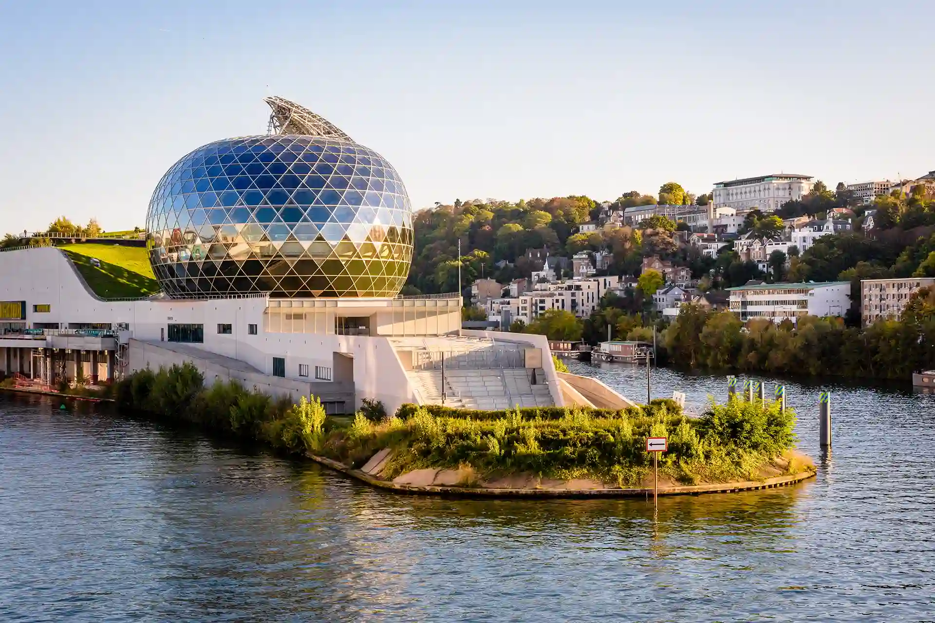 Investir à Boulogne-Billancourt en 2026 : l'image offre une vue sur la Seine et la Seine musicale.