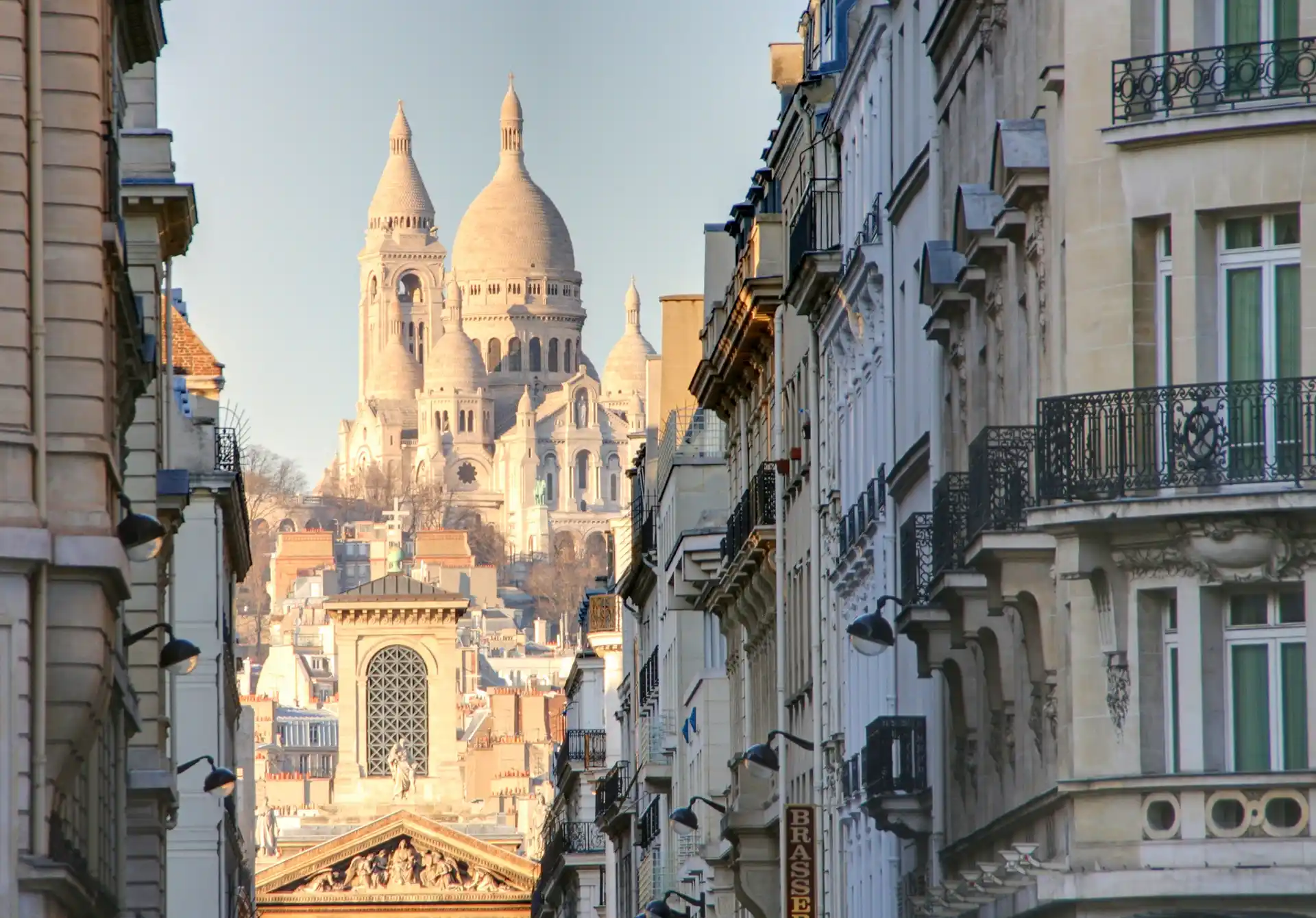 Rachat de crédits, aussi appelé regroupement de crédits à Paris. L'image montre le Sacré-Coeur, au sommet de la butte Montmartre à Paris.